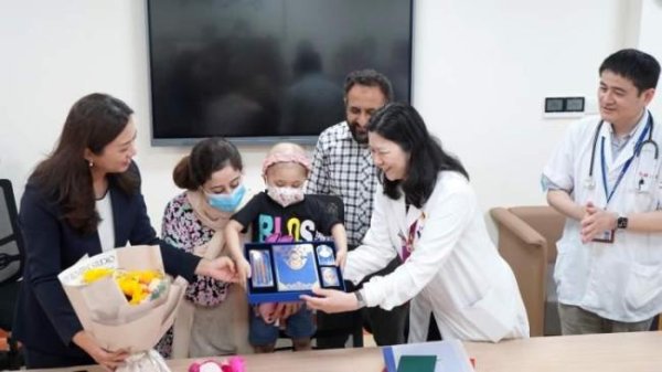 华利配资 巴基斯坦科学家带女儿来上海治病 中国原创技术助重获新生