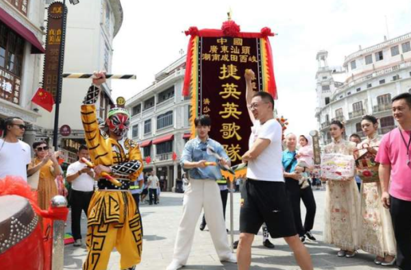 股鑫宝 张朝阳直播探访潮汕非遗与美食文化 称“感受最多的是工匠精神”